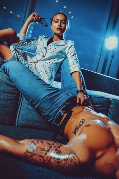 Ung Affärskvinna Dominerar Muskulös Man Modern Inredning Tatuering Kroppen — Stockfoto