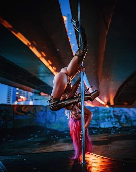 Jovem Mulher Sexy Com Cabelo Rosa Pole Dançando Local Urbano — Fotografia de Stock