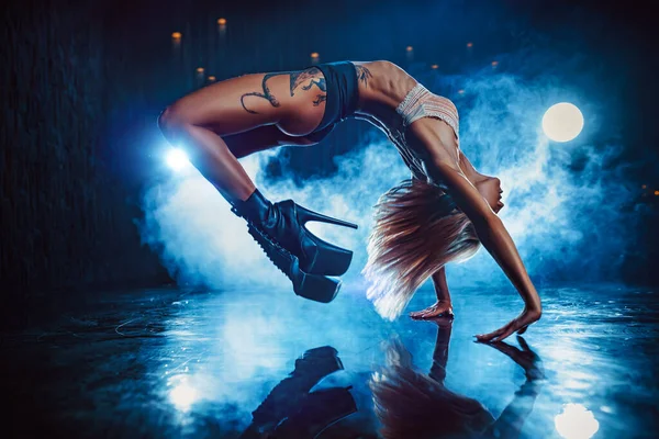 Genç Seksi Kadın Dansçı Karanlık Kısımda Yansımayla Yerde Takla Atıyor — Stok fotoğraf