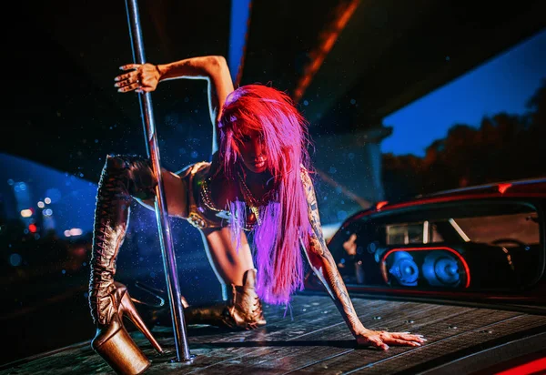 Молодая Сексуальная Женщина Розовыми Волосами Танцующая Темном Драматическом Городском Месте — стоковое фото