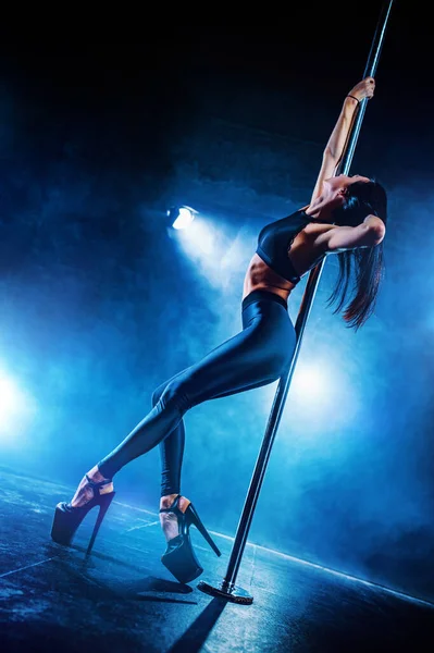 Jong Sexy Vrouw Pole Dansen Donker Achtergrond Met Rook — Stockfoto