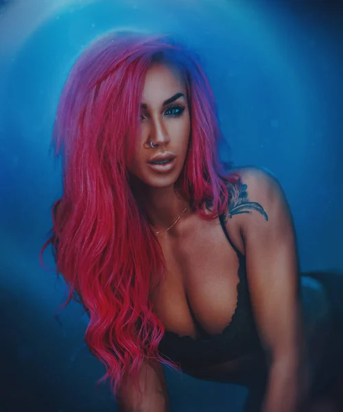 Jovem Mulher Sexy Com Retrato Cabelo Rosa Tatuagem Corpo — Fotografia de Stock