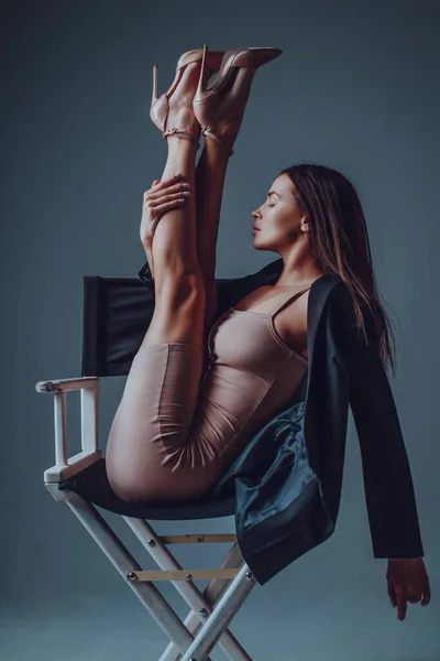Jovem Mulher Sexy Roupas Negócios Fazendo Fitness Alongamento Cadeira — Fotografia de Stock