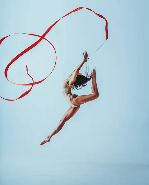 Jeune Femme Gymnaste Saut Avec Ruban Rouge Sur Fond Blanc — Photo