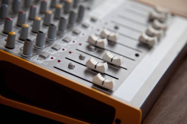 Ses stüdyo ses mikseri ekolayzer tahta sürgülerini, fader ve topuzlar, üstten görünüm 