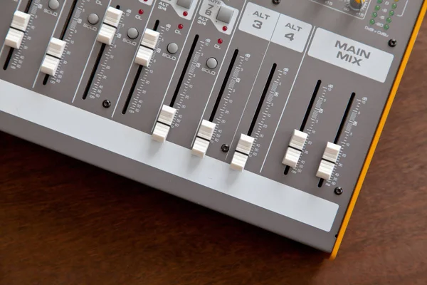 Audio Studio Mixer Suono Equalizzatore Bordo Cursori Fader Manopole Vista — Foto Stock