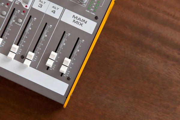 オーディオ スタジオ サウンド ミキサー イコライザー ボード コントロール テキスト用のスペースと平面図 — ストック写真
