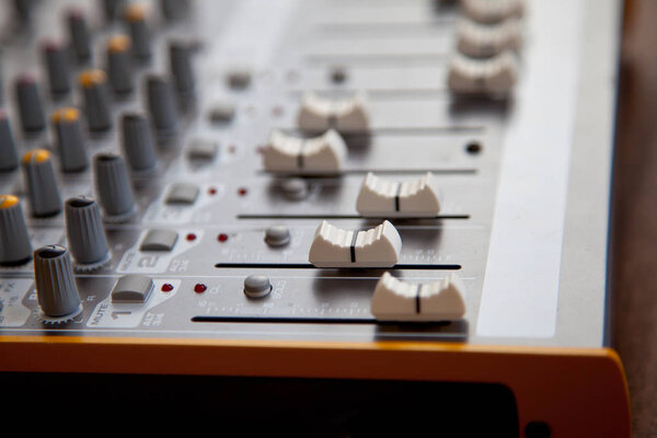 Аудио студийный микшер эквалайзер ползунки, фэйдеры и ручки, вид сверху
 