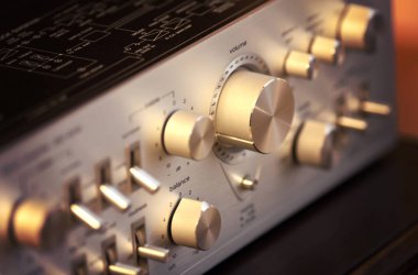 Vintage Stereo Amplifikatör parlak Metal ses kontrol düğmesi yan görünüm