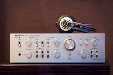 Kulaklıklar açık görünüm Optonica sm4646 ile Vintage ses Stereo Amplifikatör