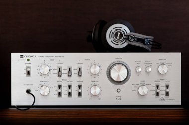 Kulaklıklar açık görünüm Optonica sm4646 ile Vintage ses Stereo Amplifikatör
