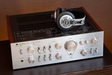 Vintage ses Stereo Amplifikatör ile kulaklık yan görünüm Optonica sm464