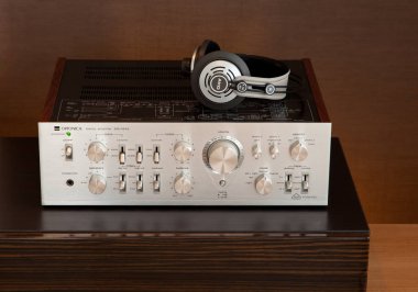 Kulaklıklar açık görünüm Optonica sm4646 ile Vintage ses Stereo Amplifikatör