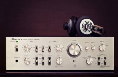 Kulaklıklar açık görünüm Optonica sm4646 ile Vintage ses Stereo Amplifikatör