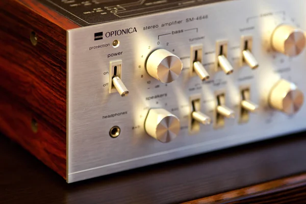 Vintage Stereo Amplifikatör Parlak Metal Denetim Topuzu Paneli Görünüm Optonica — Stok fotoğraf