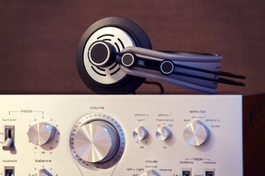 Vintage amplifikatör önden görünüm üst kısmında ses Stereo kulaklık