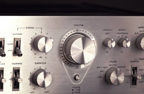 Vintage Stereo Amplifikatör Parlak Metal Ses Kontrol Düğmesi Yan Görünüm — Stok fotoğraf