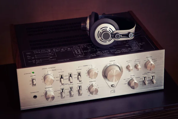 Amplificatore Stereo Audio Vintage Con Cuffie Vista Laterale — Foto Stock