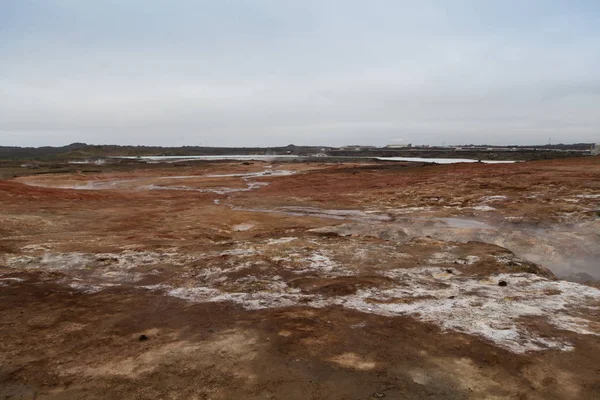 Paisaje Desolado Suelo Marrón Volcánico Islandia Con Niebla Géiser Vapor —  Fotos de Stock