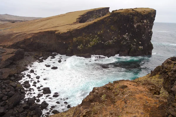 Βραχώδη Πλαγιά Γρασίδι Χερσόνησο Reykjanes Ισλανδία Ηφαιστειακές Πέτρες Shore Ακτή — Φωτογραφία Αρχείου
