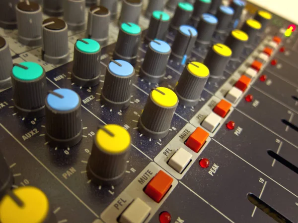 Audio Mixing Console knoppen en knoppen close-up — Stockfoto