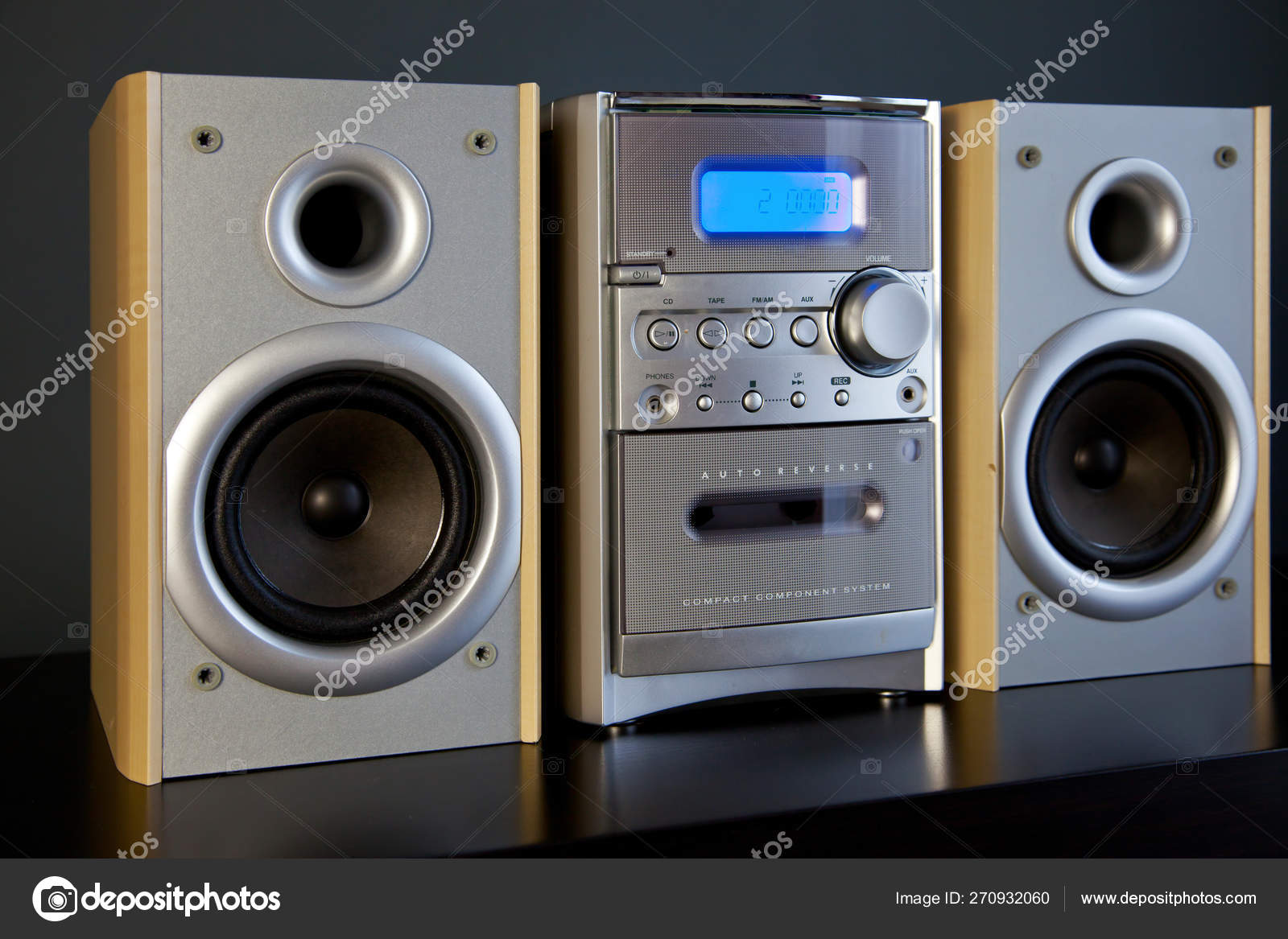 Componente compacto de áudio Mini sistema estéreo — Foto © vittore  #270932060, image size:1600x1167