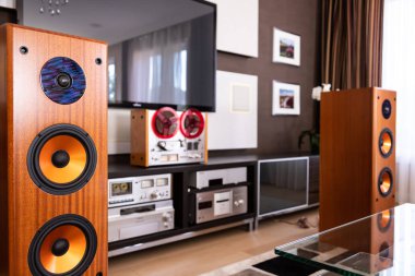 Toronto, Kanada: 22 Haziran 2019: Modern Entertainment Listening Me
