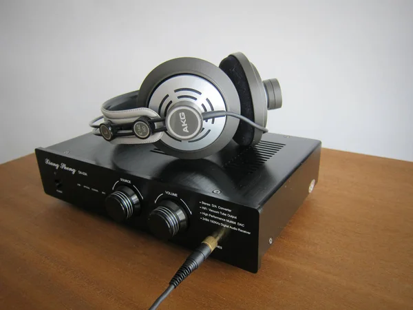 Toronto, Canadá - 01 27 2019: amplificador de fone de ouvido preto DAC com — Fotografia de Stock