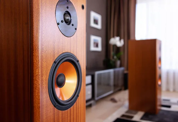 Sistema de sonido de altavoz de audio moderno en la habitación — Foto de Stock