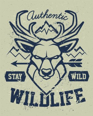 Grunge kirli amblemi geyik, dağlar ve ok. Açık macera t-shirt baskı tasarımı. Vektör çizim.