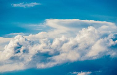 mavi gökyüzünde büyük bir beyaz bulutlar görüntüsünü