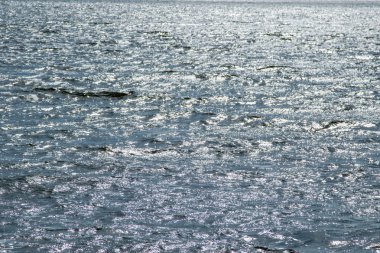 görüntü arka plan su yüzeyi küçük dalgalar ve güneş ışığı yansımaları ile