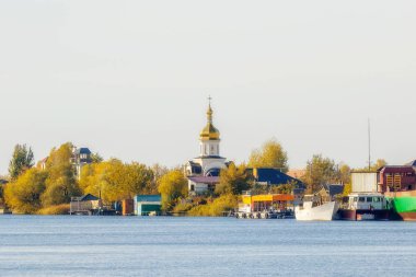 iskelede sonbahar nehrinin üzerinde kilise resmini