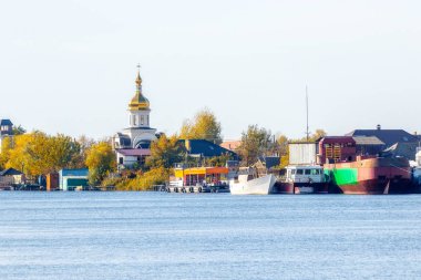 iskelede sonbahar nehrinin üzerinde kilise resmini