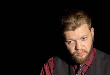 siyah bir zemin üzerine bir sakallı bir adam görüntüsü