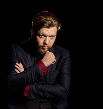 siyah bir zemin üzerine bir sakallı bir adam görüntüsü