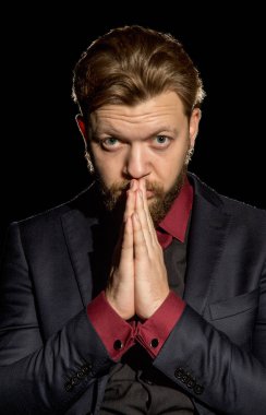 siyah bir zemin üzerine bir sakallı bir adam görüntüsü