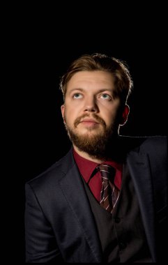 siyah bir zemin üzerine bir sakallı bir adam görüntüsü