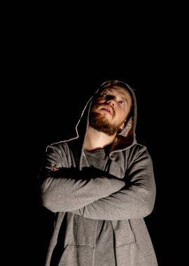 siyah bir zemin üzerine bir sakallı bir adam görüntüsü