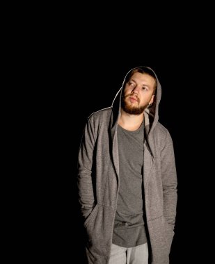 siyah bir zemin üzerine bir sakallı bir adam görüntüsü