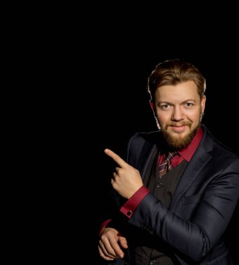 görüntü üzerinde siyah bir adam sakallı bir adamın