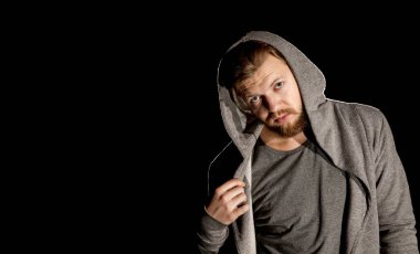 siyah bir zemin üzerine bir sakallı bir adam görüntüsü