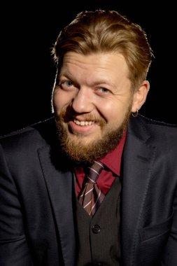 siyah bir zemin üzerine bir sakallı bir adam görüntüsü