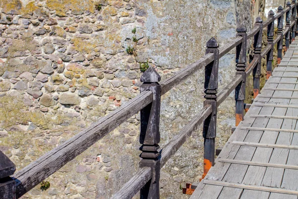 Barandilla del puente de madera a través del foso a las cas antiguas — Foto de Stock