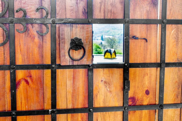 Puerta de madera forjada con hierro antiguo castillo —  Fotos de Stock