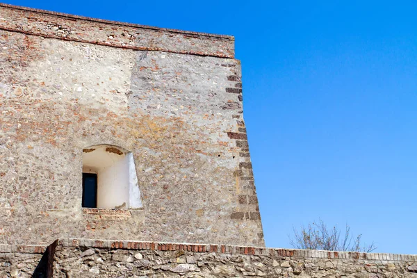 Pared gruesa del castillo de Palanok en la ciudad de Mukachevo Ucrania — Foto de Stock