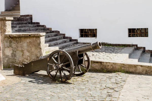 Velho canhão no pátio do castelo de Palanok, na cidade de Mu — Fotografia de Stock