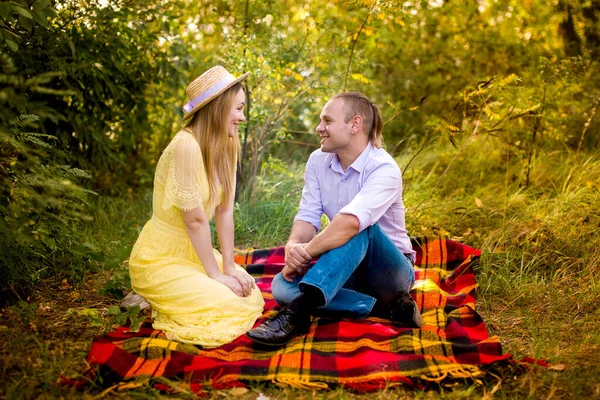 牧草地で休んでいる若い夫婦の姿を — ストック写真