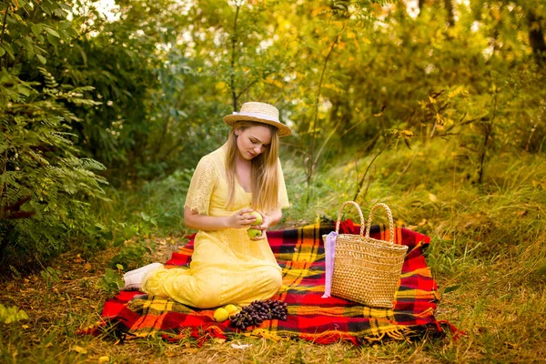 Bild Flicka Gul Klänning Halmhatt Med Äpplen — Stockfoto