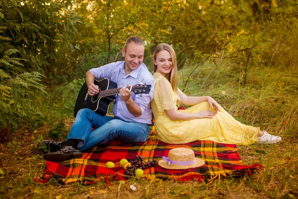 Bild Eines Jungen Mannes Der Park Für Ein Mädchen Gitarre — Stockfoto